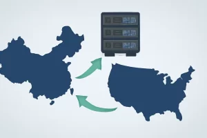 两组深蓝色中国和美国地图轮廓之间，通过绿色箭头与顶部服务器机架图标相连，背景为浅色。